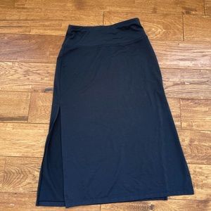 Women’s black Athleta skirt with 2 side slits